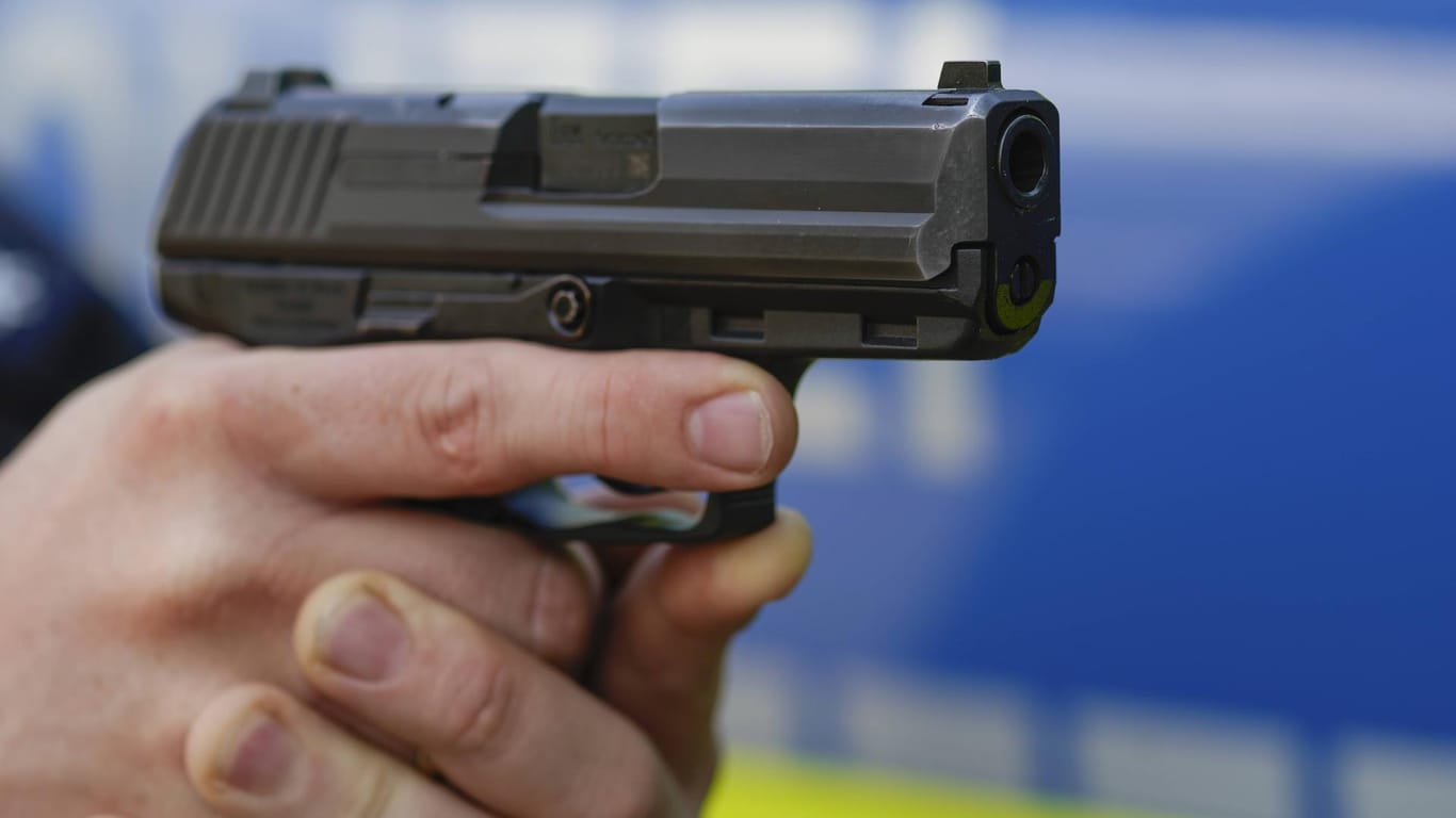 Ein Polizist mit Pistole: Die Schweizer Beamten handelten in Selbstverteidigung.