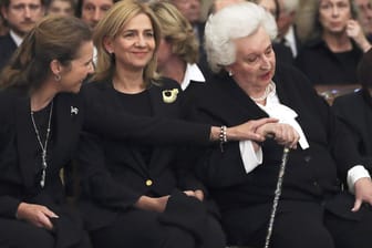 Infanta Pilar de Borbón: Hier ist die ältere Schwester von Altkönig Juan Carlos bei einem ihrer seltenen öffentlichen Auftritte mit einem Gehstock im Jahr 2017 zu sehen