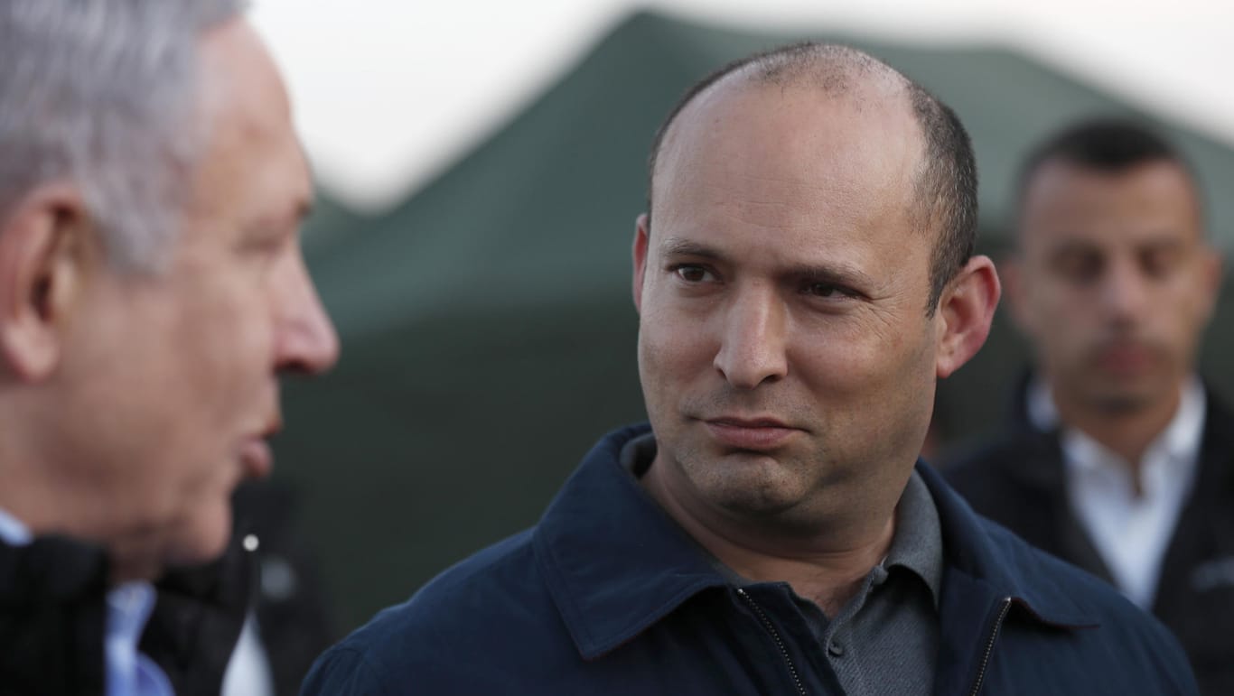 Naftali Bennett (r.) während eines Besuchs beim Militär: "Unser Ziel ist, dass binnen eines Jahrzehnts eine Million israelische Bürger in Judäa und Samaria leben."