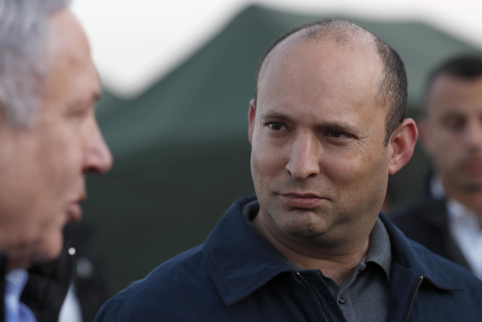 Naftali Bennett (r.) während eines Besuchs beim Militär: "Unser Ziel ist, dass binnen eines Jahrzehnts eine Million israelische Bürger in Judäa und Samaria leben."