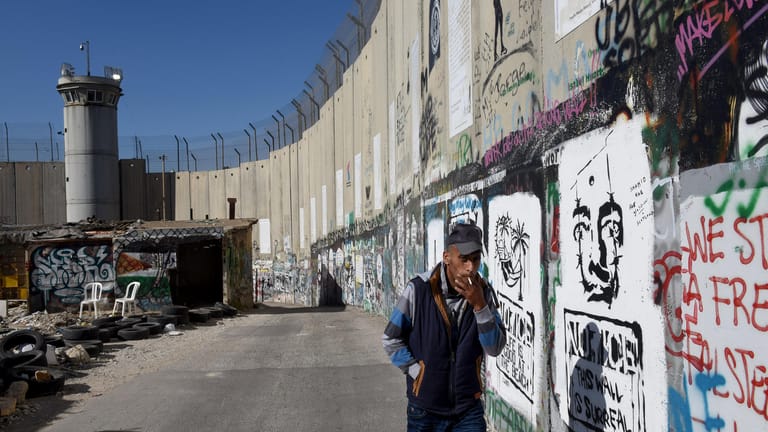 Ein Palästinenser an einer Mauer im Westjordanland: Die Sicherheitslage in dem Gebiet ist angespannt.