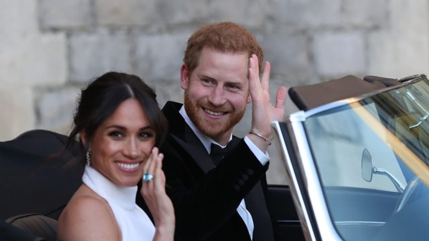 Sie sagen Bye, bye: Prinz Harry und seine Frau Meghan verabschieden sich aus dem Königshaus.