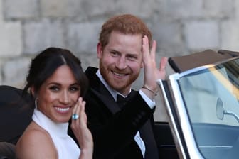 Sie sagen Bye, bye: Prinz Harry und seine Frau Meghan verabschieden sich aus dem Königshaus.