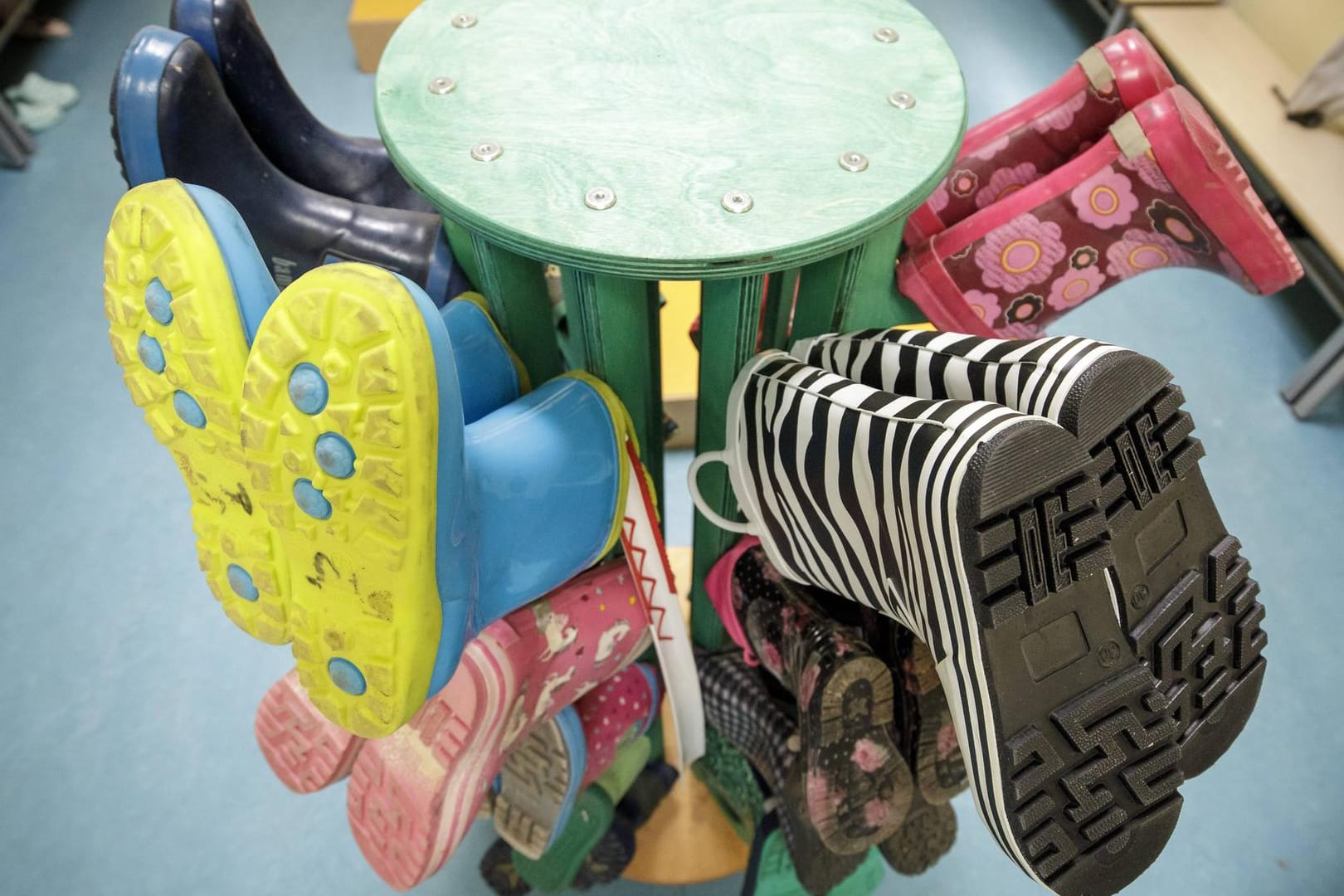 Gummistiefel in einer Kita (Symbolfoto): Die Stadt bietet betroffenen Kindern ab Donnerstagmorgen eine vorübergehende Betreuung in einer anderen Einrichtung an.