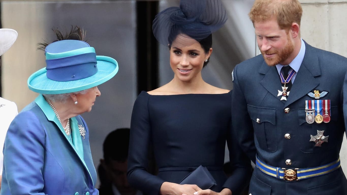 Harry und Meghan ziehen sich zurück: Die Queen ist "not amused".