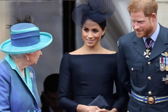 Harry und Meghan ziehen sich zurück: Die Queen ist "not amused".