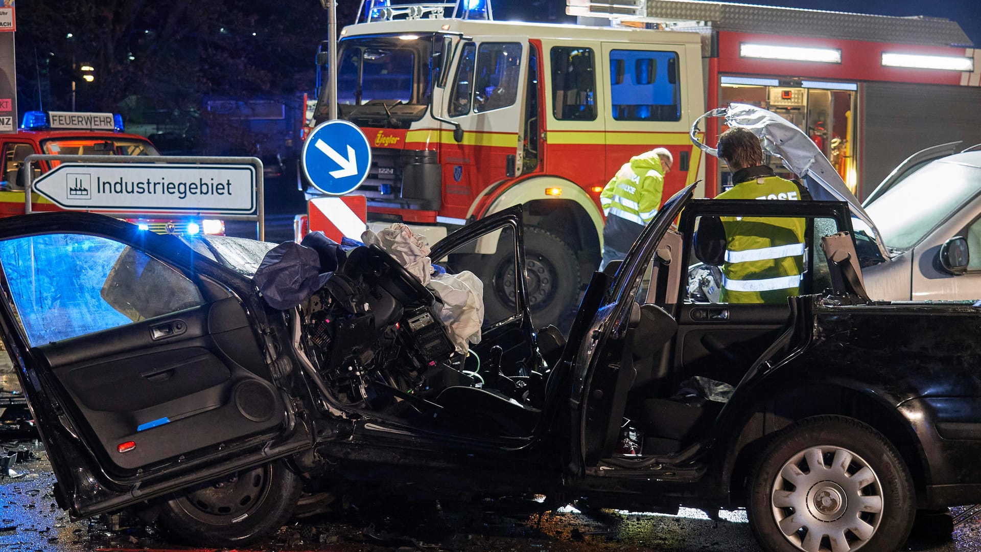 Autowracks stehen an der Landstraße 307 im Westerwaldkreis: Bei einem Unfall sind hier drei Menschen ums Leben gekommen.