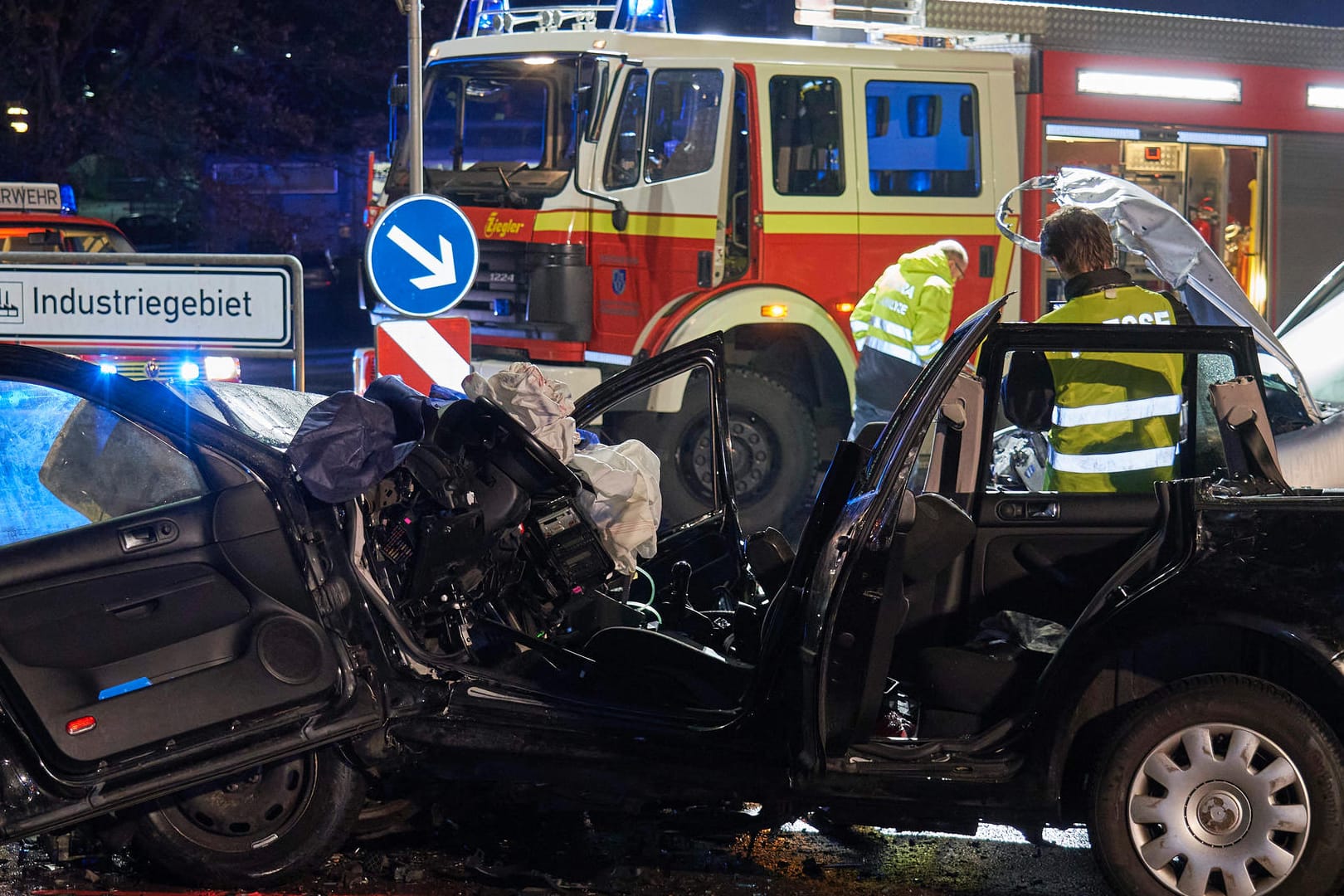 Autowracks stehen an der Landstraße 307 im Westerwaldkreis: Bei einem Unfall sind hier drei Menschen ums Leben gekommen.