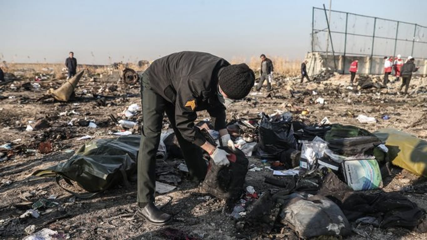 Der Unglücksort nahe des Imam-Chomeini-Flughafens ist mit Trümmern übersät.