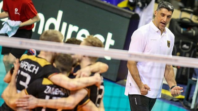 Deutschlands Trainer Andrea Giani will mit seinen Volleyballern ins Finale der Olympia-Qualifikation einziehen. Deutschlands Trainer Andrea Giani will mit seinen Volleyballern ins Finale der Olympia-Qualifikation einziehen.