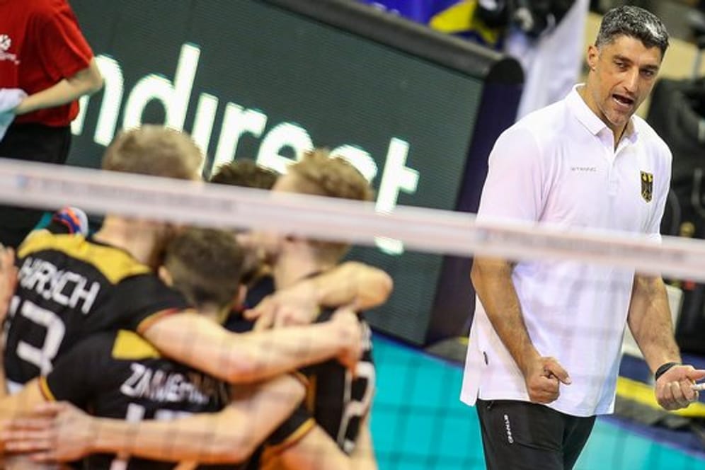 Deutschlands Trainer Andrea Giani will mit seinen Volleyballern ins Finale der Olympia-Qualifikation einziehen.