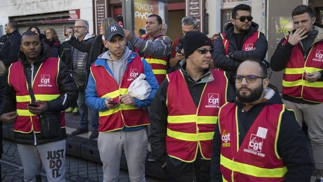 Demonstranten versammeln sich in Marseille: Die Wut über die geplante Rentenreform bleibt ungebrochen. Demonstranten versammeln sich in Marseille: Die Wut über die geplante Rentenreform bleibt ungebrochen.