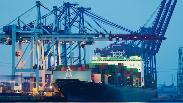 Frachtschiff im Containerhafen: 2020 wird ein schwächeres Wachstum erwartet.
