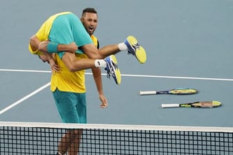 Nick Kyrgios nahm seinen Doppelpartner Alex de Minaur nach dem Sieg auf die Schulter.