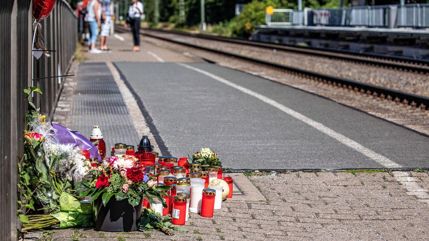 Blumen und Kerzen in Voerde am Bahnhof: Eine Frau starb, nachdem ein Mann sie vor einen einfahrenden Zug geschubst hatte. (Archivbild)