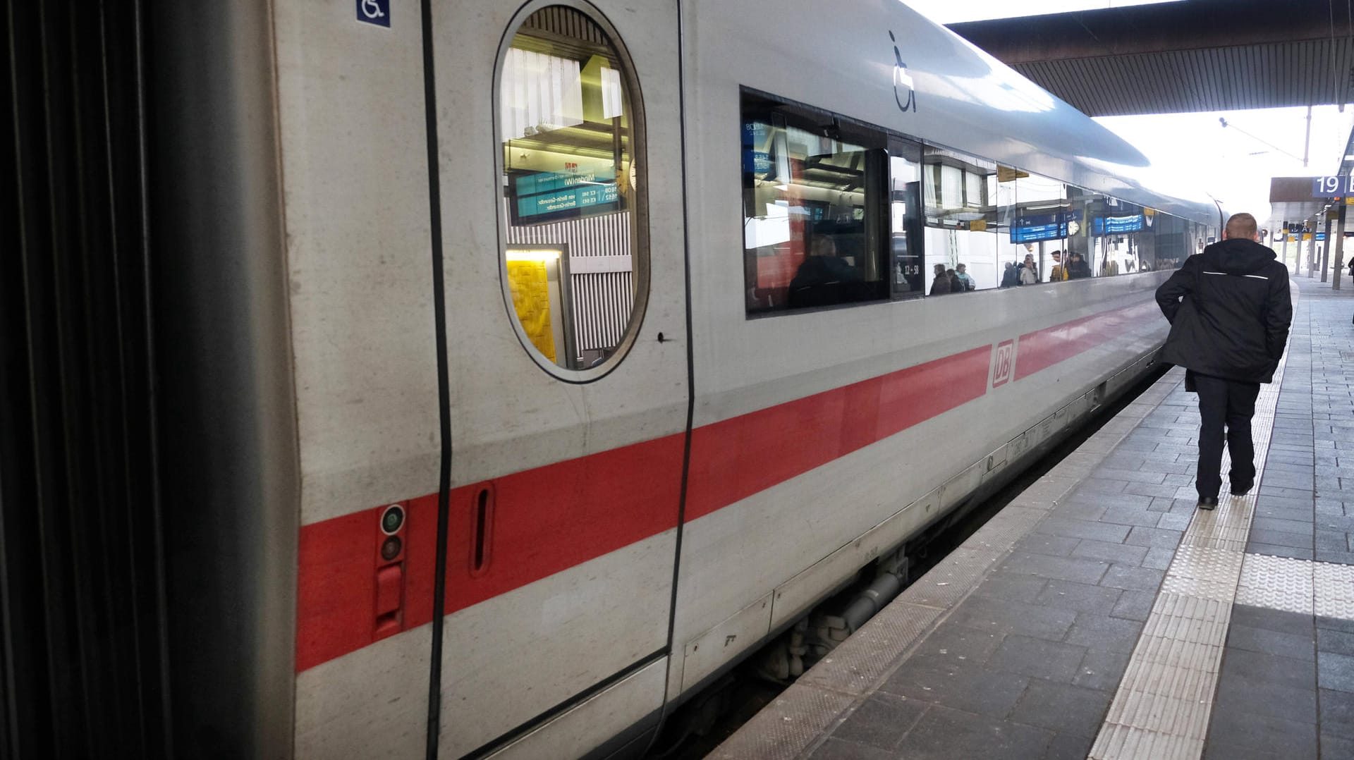 ICE am Düsseldorfer Hauptbahnhof: Die Deutsche Bahn steht regelmäßig in der Kritik, vor allem wegen verspäteter Züge. Verkehrsminister Scheuer setzt jetzt stark auf die Digitalisierung.