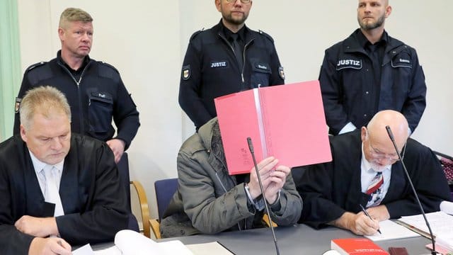 Der angeklagte Stiefvater im Gerichtssaal.