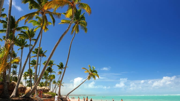 Playa Bávaro: Am neun Kilometer langen Sandstrand der Dominikanischen Republik können Sie entspannen oder auf einem Tretboot übers Wasser fahren.