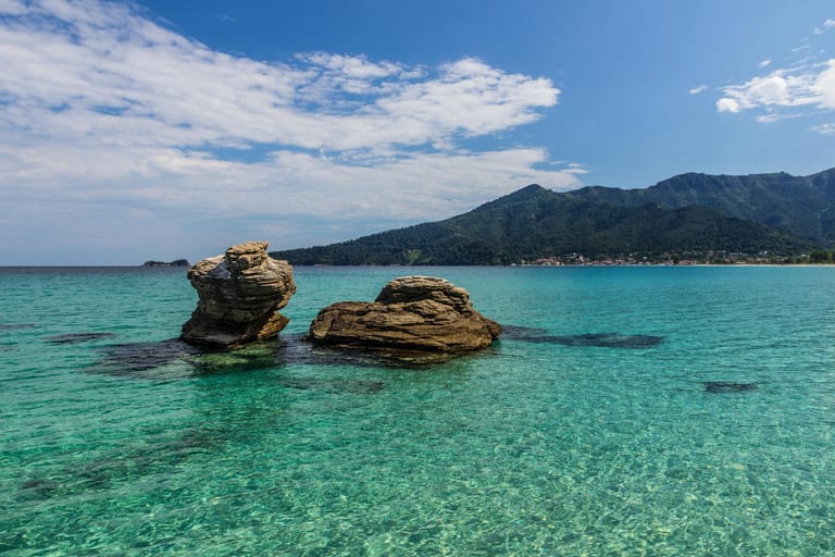 Thassos: Das Wasser an den Stränden der griechischen Insel ist ruhig und ideal für einen entspannten Badeurlaub.