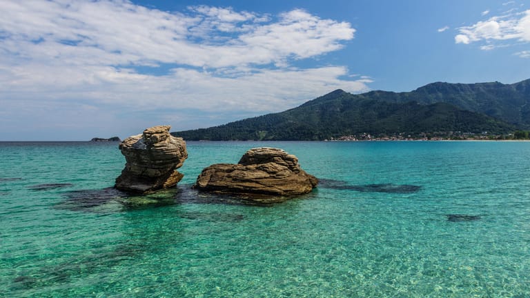 Thassos: Das Wasser an den Stränden der griechischen Insel ist ruhig und ideal für einen entspannten Badeurlaub.