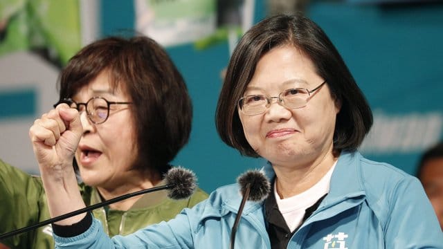 Überraschend Favoritin bei der Wahl: Taiwans Präsidentin Tsai Ing-wen hat die Wähler mit ihrer energischen Haltung gegenüber China beeindruckt. Überraschend Favoritin bei der Wahl: Taiwans Präsidentin Tsai Ing-wen hat die Wähler mit ihrer energischen Haltung gegenüber China beeindruckt.