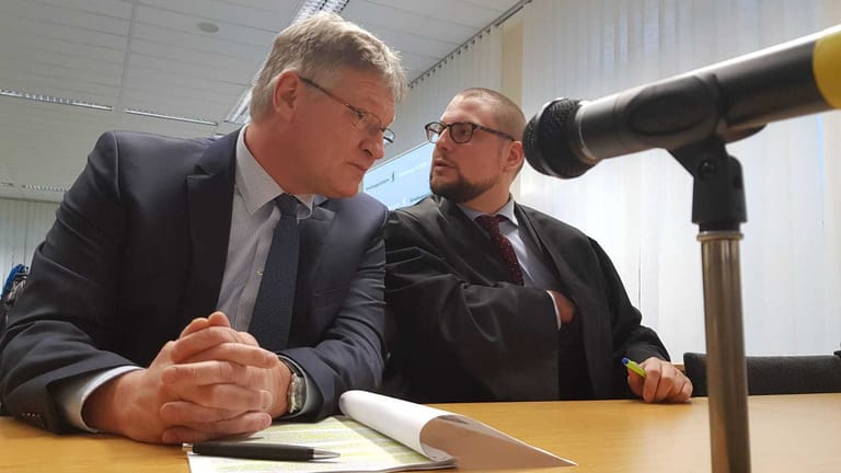 AfD-Parteichef Jörg Meuthen mit seinem Anwalt Christian Conrad im Berliner Verwaltungsgericht: Meuthen erklärte, er habe sich über die Kosten der Wahlkampfhilfe keine Gedanken gemacht.