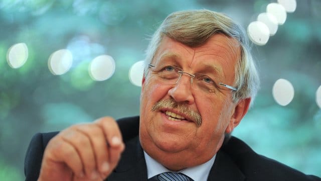 Der Kasseler Regierungspräsident Walter Lübcke war im Juni 2019 auf der Terrasse seines Hauses mit einem Kopfschuss getötet worden. Der Kasseler Regierungspräsident Walter Lübcke war im Juni 2019 auf der Terrasse seines Hauses mit einem Kopfschuss getötet worden.