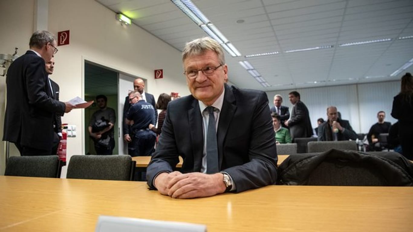 AfD-Chef Jörg Meuthen wartet auf den Beginn der Verhandlung über mutmaßlich unzulässige Spenden an seine Partei.