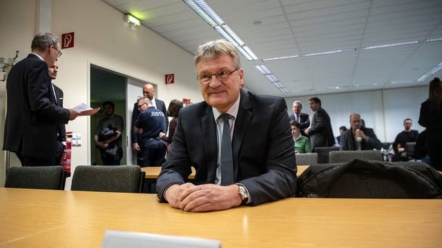 AfD-Chef Jörg Meuthen wartet auf den Beginn der Verhandlung über mutmaßlich unzulässige Spenden an seine Partei. AfD-Chef Jörg Meuthen wartet auf den Beginn der Verhandlung über mutmaßlich unzulässige Spenden an seine Partei.