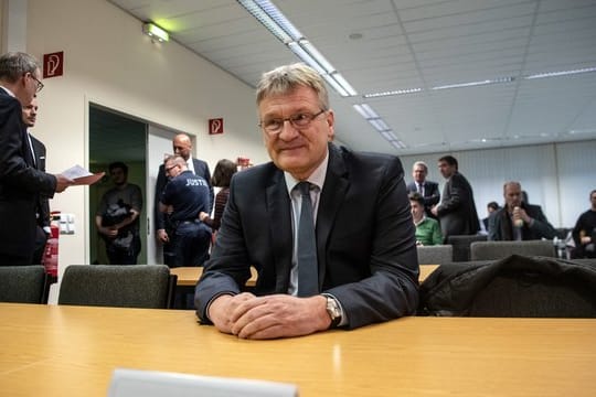 AfD-Chef Jörg Meuthen wartet auf den Beginn der Verhandlung über mutmaßlich unzulässige Spenden an seine Partei.