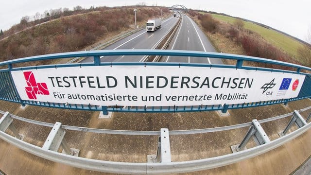 Auf dem Weg zum automatisierten Fahren sollen auf einem neuen Testfeld bei Braunschweig vernetzte Autos erprobt werden. Auf dem Weg zum automatisierten Fahren sollen auf einem neuen Testfeld bei Braunschweig vernetzte Autos erprobt werden.