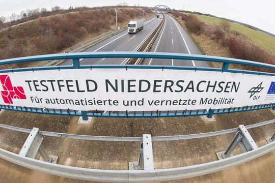 Auf dem Weg zum automatisierten Fahren sollen auf einem neuen Testfeld bei Braunschweig vernetzte Autos erprobt werden.