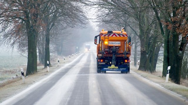 Räumfahrzeuge sorgen für bessere Straßenbedingungen im Winter. Räumfahrzeuge sorgen für bessere Straßenbedingungen im Winter.