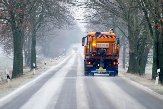 Räumfahrzeuge sorgen für bessere Straßenbedingungen im Winter.