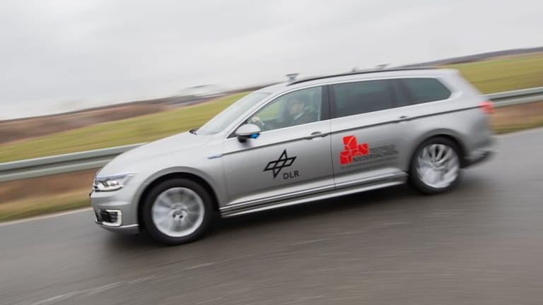 Auf dem Weg zum automatisierten Fahren werden auf einem neuen Testfeld bei Braunschweig vernetzte Autos erprobt.