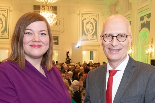 Für den Hamburger Bürgerschaftswahlkampf zeichnet sich ein Duell der Spitzenkandidaten von SPD und Grünen, Peter Tschentscher und Katharina Fegebank, ab.