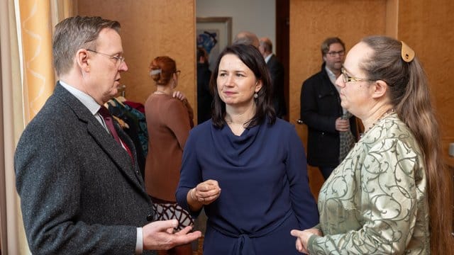 Unterhändler: Thüringens Ministerpräsident Bodo Ramelow (Linke) im Gespräch mit Anja Siegesmund und Stephanie Erben von den Grünen (v. Unterhändler: Thüringens Ministerpräsident Bodo Ramelow (Linke) im Gespräch mit Anja Siegesmund und Stephanie Erben von den Grünen (v.