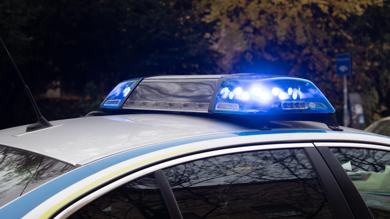 Blaulicht am Polizeiwagen: In Karlsruhe hat es einen Verkehrsunfall gegeben, bei dem ein Junge verletzt wurde.