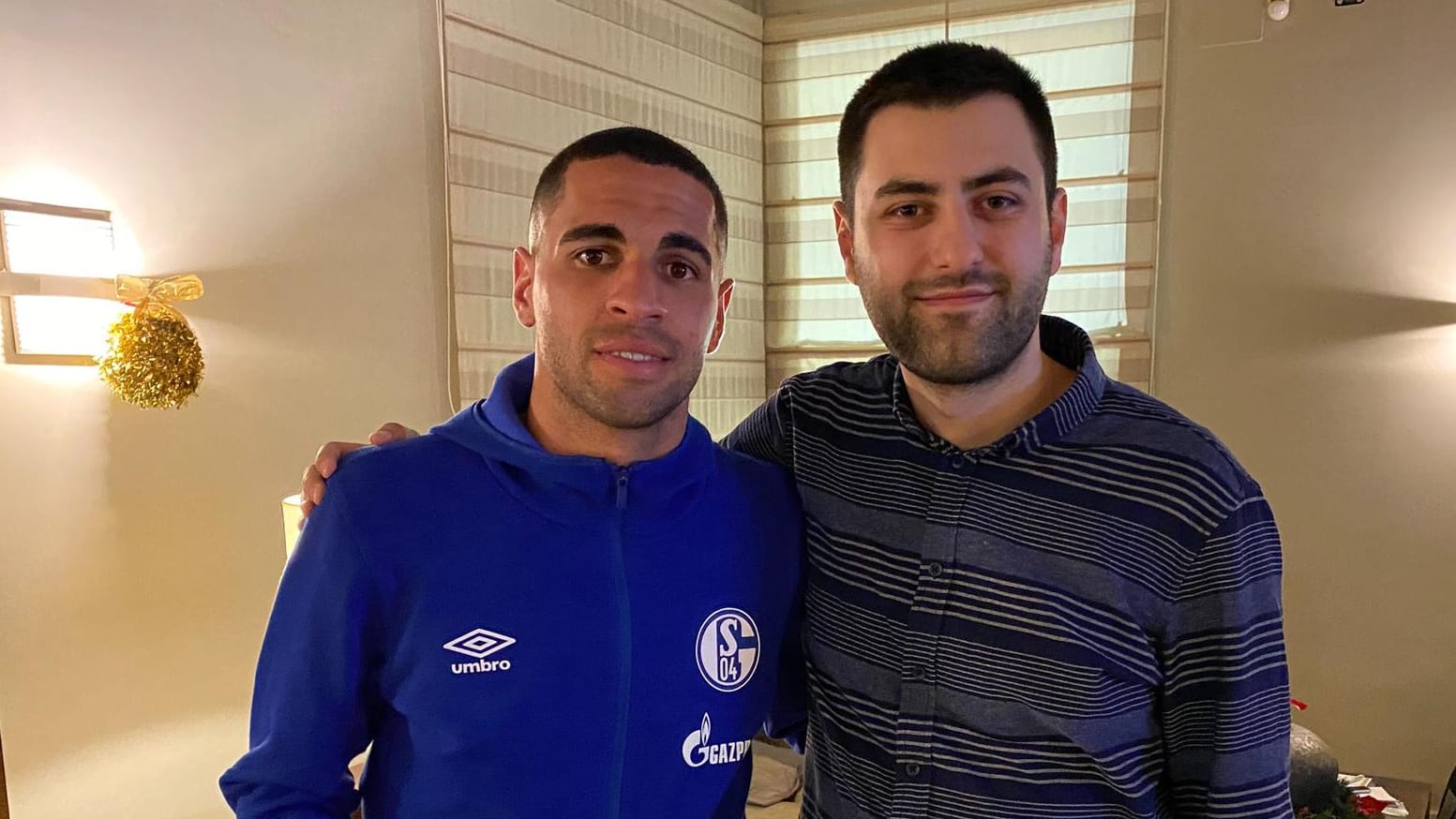 Schalke-Kapitän Omar Mascarell mit t-online.de-Reporter Dominik Sliskovic im Mannschaftshotel in Fuente Alamo/Spanien.