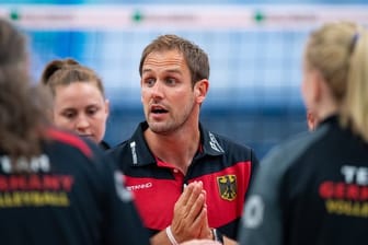 Steht mit Deutschlands Volleyballerinnen im Halbfinale: Bundestrainer Felix Koslowski.