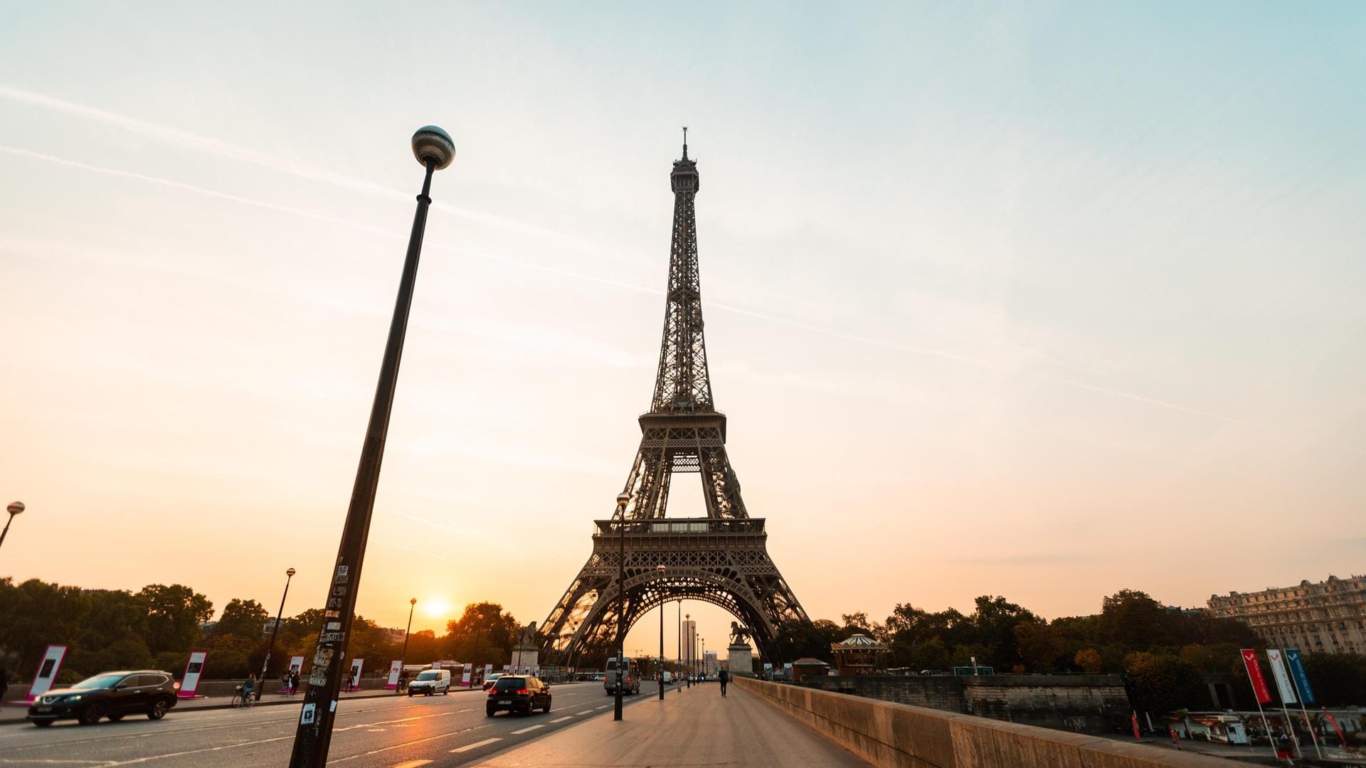 Der Eiffelturm in Paris gilt als Wahrzeichen Frankreichs: In der Nähe stirbt ein Mann bei einer Polizeikontrolle. Der Eiffelturm in Paris gilt als Wahrzeichen Frankreichs: In der Nähe stirbt ein Mann bei einer Polizeikontrolle.