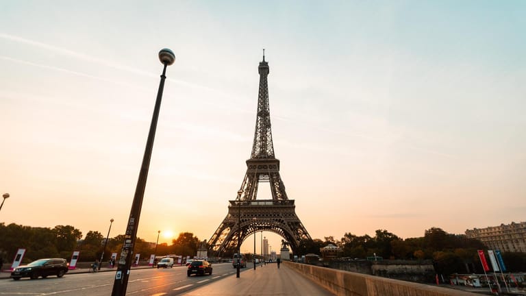 Der Eiffelturm in Paris gilt als Wahrzeichen Frankreichs: In der Nähe stirbt ein Mann bei einer Polizeikontrolle.