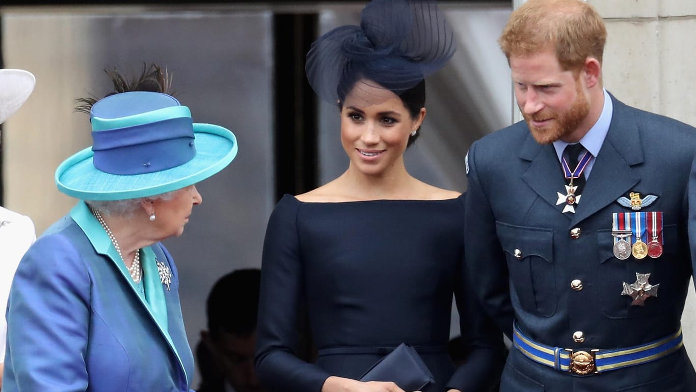 Queen Elizabeth II. mit Herzogin Meghan und Prinz Harry: Wegen den Entscheidungen des Ehepaares Sussex findet ein familiäres Krisentreffen statt.