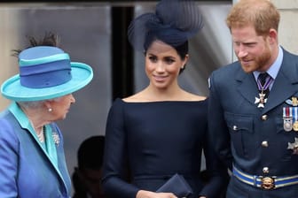Queen Elizabeth II. mit Herzogin Meghan und Prinz Harry: Wegen den Entscheidungen des Ehepaares Sussex findet ein familiäres Krisentreffen statt.