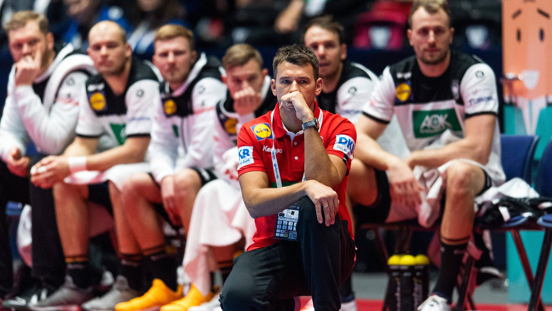 Voll fokussiert: Bundestrainer Prokop beim EM-Auftakt gegen die Niederlande. Im Hintergrund die deutsche Bank.