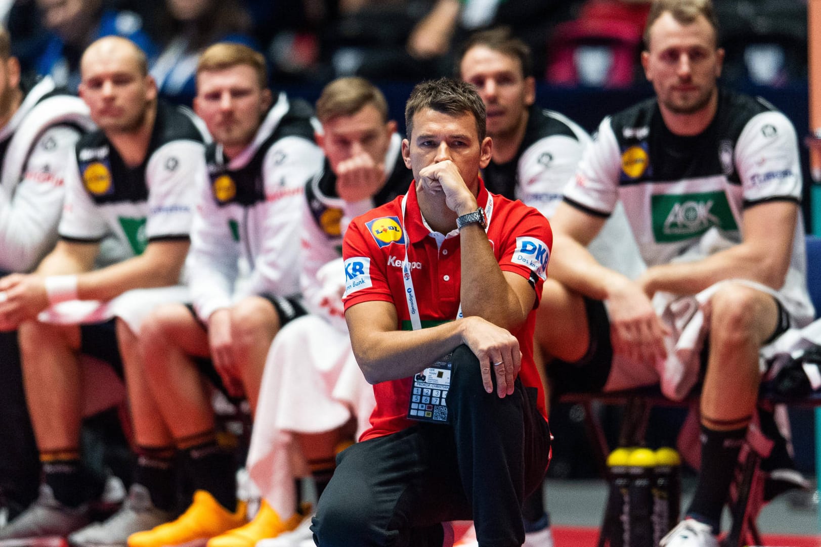 Voll fokussiert: Bundestrainer Prokop beim EM-Auftakt gegen die Niederlande. Im Hintergrund die deutsche Bank.