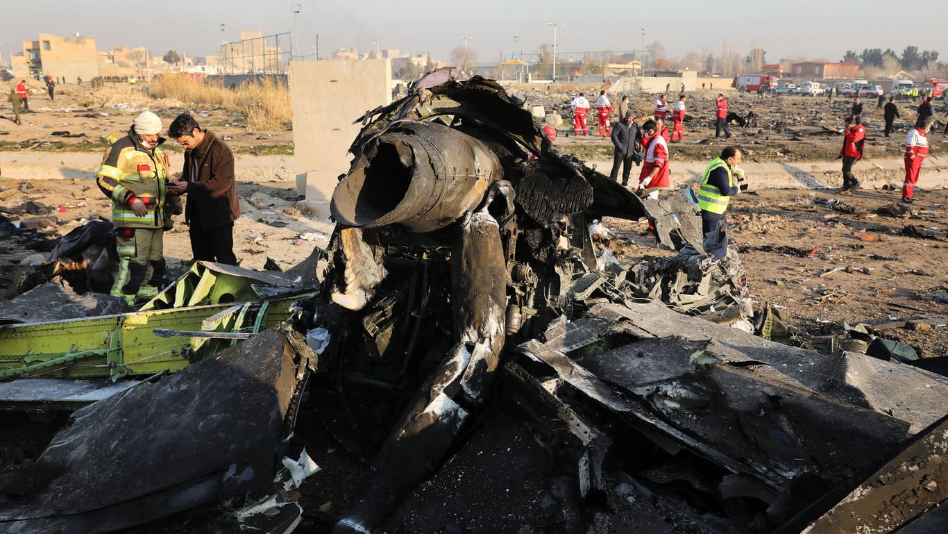 Nach dem Absturz der ukrainischen Boeing liegen in der Nähe von Teheran Trümmer am Boden.