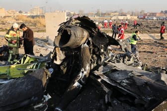 Nach dem Absturz der ukrainischen Boeing liegen in der Nähe von Teheran Trümmer am Boden.