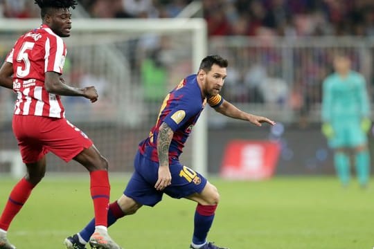Lionel Messi (r) musste sich mit dem FC Barcelona geschlagen geben.
