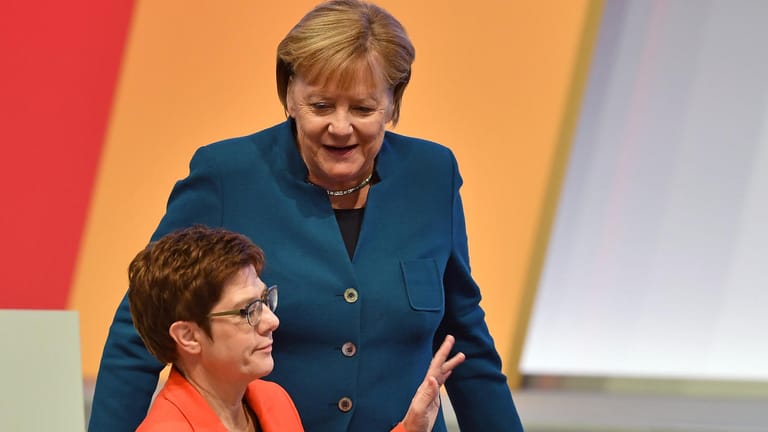 Angela Merkel und Annegret Kramp-Karrenbauer (Archivbild): Die Union steigt laut einer neuen Umfrage wieder in der Wählergunst.